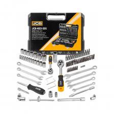 Набор инструментов от бренда JCB отличается беспрецедентным качеством, надежностью и практически неограниченным сроком службы. Удачный выбор для выполнения монтажных, слесарных и ремонтных работ. Набор имеет ряд достоинств, которые облегчают выполнение работ при обслуживании и ремонте автомобиля.Кроме стандартного набора рукояток, держателей бит, отверток, переходников, и насадок, в этот набор инструментов в кейсе включена свечная головка 16 мм., а так же биты HEX и TORX, которые позволяют работать с крепежом в труднодоступных местах и применяются при ремонте двигателей. Посадочный квадрат: 3/8", 1/4". Тип головок: 6-гранные, биты.Особенности: Инструменты изготовлены из прочной стали, что гарантирует их долговечность и надежность.Хороший помощник: Комплект является незаменимым помощником для автомехаников и автолюбителей, позволяя выполнять различные работы с легкостью и эффективностью.Удобство: Кейс для хранения и переноски в комплекте позволяет удобно хранить и транспортировать все инструменты. Он компактный и легкий, что делает этот набор идеальным выбором для работы как в гараже, так и на месте. Набор инструментов от бренда JCB отличается беспрецедентным качеством, надежностью и практически неограниченным сроком службы. Удачный выбор для выполнения монтажных, слесарных и ремонтных работ. Набор имеет ряд достоинств, которые облегчают выполнение работ при обслуживании и ремонте автомобиля.Кроме стандартного набора рукояток, держателей бит, отверток, переходников, и насадок, в этот набор инструментов в кейсе включена свечная головка 16 мм., а так же биты HEX и TORX, которые позволяют работать с крепежом в труднодоступных местах и применяются при ремонте двигателей. Посадочный квадрат: 3/8", 1/4". Тип головок: 6-гранные, биты.Особенности: Инструменты изготовлены из прочной стали, что гарантирует их долговечность и надежность.Хороший помощник: Комплект является незаменимым помощником для автомехаников и автолюбителей, позволяя выполнять различные работы с легкостью и эффективностью.Удобство: Кейс для хранения и переноски в комплекте позволяет удобно хранить и транспортировать все инструменты. Он компактный и легкий, что делает этот набор идеальным выбором для работы как в гараже, так и на месте.