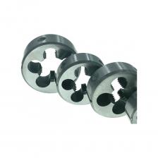 Плашка метрическая М предназначена для работ по нарезанию и калибровке наружной резьбы машинным или ручным способом. Изготовлена согласно требований ГОСТ 9740-71 из быстрорежущей стали марки 9XC. Для работы с плашкой потребуется плашкодержатель или вороток для плашек, который подбирается в зависимости от наружного диаметра плашки (габаритного размера). Плашка метрическая М предназначена для работ по нарезанию и калибровке наружной резьбы машинным или ручным способом. Изготовлена согласно требований ГОСТ 9740-71 из быстрорежущей стали марки 9XC. Для работы с плашкой потребуется плашкодержатель или вороток для плашек, который подбирается в зависимости от наружного диаметра плашки (габаритного размера).