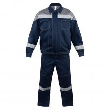 Куртка прямого силуэта с поясом по низу, в боковые части пояса вставлена резинка. На полочке и спинке куртки кокетка из отделочной ткани серого цвета. В нижней части кокетки полочки и спинки настрочена светоотражающая лента шириной 5 см. Рукав рубашечный, разрезной и состоит из двух частей: верхняя часть рукава из ткани отделки серого цвета, нижняя часть из основной ткани. В верхней части полочек под кокеткой расположены нагрудные накладные карманы с фигурным клапаном с одной кнопкой. В нижней части полочек боковые накладные карманы. Все карманы настрочены двойной строчкой с закрепками в концах. Брюки прямого силуэта, слегка зауженные к низу. На передних половинках в верхней части брюк расположены боковые карманы. В нижней части брюк на передних половинках настрочены наколенники с подворотом для специальных вкладышей. На задней правой половинке брюк настрочен накладной карман. Куртка прямого силуэта с поясом по низу, в боковые части пояса вставлена резинка. На полочке и спинке куртки кокетка из отделочной ткани серого цвета. В нижней части кокетки полочки и спинки настрочена светоотражающая лента шириной 5 см. Рукав рубашечный, разрезной и состоит из двух частей: верхняя часть рукава из ткани отделки серого цвета, нижняя часть из основной ткани. В верхней части полочек под кокеткой расположены нагрудные накладные карманы с фигурным клапаном с одной кнопкой. В нижней части полочек боковые накладные карманы. Все карманы настрочены двойной строчкой с закрепками в концах. Брюки прямого силуэта, слегка зауженные к низу. На передних половинках в верхней части брюк расположены боковые карманы. В нижней части брюк на передних половинках настрочены наколенники с подворотом для специальных вкладышей. На задней правой половинке брюк настрочен накладной карман.