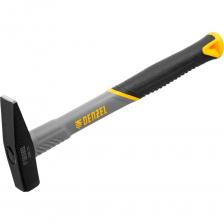 Молоток слесарный кованыйм с квадратным бойком весом 200 г и трехкомпонентной фибергласовой рукояткой с TPR-покрытием предназначен для работы с металлическими заготовками, забивания гвоздей, штырей, дюбелей и другого крепежа. Рукоятка выполнена в эксклюзивном дизайне. Молоток рекомендован для профессионального и домашнего применения. Оптимальная прочность и твердость — голова молотка изготовлена из стали 45 методом ковки, закалена токами высокой частоты, отфрезерована и отшлифована. Деформационная стойкость — твердость рабочих частей бойка составляет 45-50 HRC на глубину до 3 мм. Устойчивость к динамическим нагрузкам — область всада обладает меньшей твердостью, что исключает появление трещин при выполнении работ. Надежная конструкция — усиленное соединение рукоятки с бойком продлевает срок службы инструмента. Комфортное использование — трехкомпонентная фибергласовая рукоятка поглощает вибрации от отдачи, а TPR-покрытие обеспечивает отличное сцепление с ладонью. Работа в сложных условиях — фиберглас не подвержен воздействию влаги и агрессивных сред. Молоток слесарный кованыйм с квадратным бойком весом 200 г и трехкомпонентной фибергласовой рукояткой с TPR-покрытием предназначен для работы с металлическими заготовками, забивания гвоздей, штырей, дюбелей и другого крепежа. Рукоятка выполнена в эксклюзивном дизайне. Молоток рекомендован для профессионального и домашнего применения. Оптимальная прочность и твердость — голова молотка изготовлена из стали 45 методом ковки, закалена токами высокой частоты, отфрезерована и отшлифована. Деформационная стойкость — твердость рабочих частей бойка составляет 45-50 HRC на глубину до 3 мм. Устойчивость к динамическим нагрузкам — область всада обладает меньшей твердостью, что исключает появление трещин при выполнении работ. Надежная конструкция — усиленное соединение рукоятки с бойком продлевает срок службы инструмента. Комфортное использование — трехкомпонентная фибергласовая рукоятка поглощает вибрации от отдачи, а TPR-покрытие обеспечивает отличное сцепление с ладонью. Работа в сложных условиях — фиберглас не подвержен воздействию влаги и агрессивных сред.