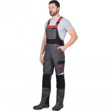 Полукомбинезон Сириус "Фаворит-Мега" представляет собой надежное решение для защиты от общих производственных загрязнений. Изготовленный из смесовой ткани Rodos, он сочетает в себе 65% полиэстера и 35% хлопка, что обеспечивает оптимальный баланс между прочностью и комфортом. Плотность ткани в 245 г/м? и водоотталкивающая пропитка делают его устойчивым к внешним воздействиям, сохраняя при этом легкость и удобство. Световозвращающая полоса повышает видимость в условиях недостаточного освещения, что способствует безопасности на рабочем месте. Застежка на молнию и пуговицы обеспечивает надежную фиксацию, а задний карман добавляет практичности. Полукомбинезон подходит для мужчин с ростом 182-188 см и размером 104-108, что соответствует международной маркировке 52-54. Полукомбинезон Сириус "Фаворит-Мега" представляет собой надежное решение для защиты от общих производственных загрязнений. Изготовленный из смесовой ткани Rodos, он сочетает в себе 65% полиэстера и 35% хлопка, что обеспечивает оптимальный баланс между прочностью и комфортом. Плотность ткани в 245 г/м? и водоотталкивающая пропитка делают его устойчивым к внешним воздействиям, сохраняя при этом легкость и удобство. Световозвращающая полоса повышает видимость в условиях недостаточного освещения, что способствует безопасности на рабочем месте. Застежка на молнию и пуговицы обеспечивает надежную фиксацию, а задний карман добавляет практичности. Полукомбинезон подходит для мужчин с ростом 182-188 см и размером 104-108, что соответствует международной маркировке 52-54.