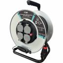 Удлинитель силовой iTOK на металлической катушке серии iCONNECT PRO предназначен для подключения различных электрических приборов, механизмов, промышленного электрооборудования, станков и устройств. Технические параметры: напряжение сети 230 В, номинальная сила тока 16А, количество полюсов 1P+N+E, мощность до 3500 Вт . В состав изделия входит: Металлической кабельная катушка, Блок из 4-х розеток с защитными крышками, заземлением и защитой от перегрузки (термозащита). Кабель ПВС 3х2,5 мм ГОСТ 7399-97 производства Калужского Кабельного Завода. Температура эксплуатации от -25 до +40 С. Катушка изготовлена из металла, стойка стальная, выполнена из прочной трубчатой стали, окрашенная с помощью порошковой технологии, что обеспечивает высокую износостойкость и долговечность изделия. В блок розеток встроена защита от перегрузки с помощью автоматического предохранителя: при превышении допустимой мощности система защиты от перегрузки отключает розетки. Возобновить работу можно путём нажатия красной кнопки. Барабан оснащён эргономичной ручкой для переноски, удобной складной рукояткой для быстрого сматывания и разматывания провода. Корпус рамы имеет устройство, предотвращающее запутывание провода при наматывании на катушку. Кабельная вилка выполнена в твердом резиновом исполнении, что обеспечивает высокую ударопрочность и возможность применения на улице. Перед началом эксплуатации, во избежании перегрева кабеля, промышленный удлинитель необходимо полностью размотать.