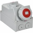 Розетка с механической блокировкой предназначена для организации точки электропитания повышенной безопасности. Имеет степень защиты IP67 и возможность для подключения в шлейф. Розетка подходит для электроснабжения паркингов, складских и промышленных помещений, подключения строительного электрооборудования и электроинструмента, станков, рефрижераторов и другого промышленного оборудования. Переключатель с механизмом блокировки на крышке розетки при наличии нагрузки предотвращает изъятие вилки, а при ее отсутствии не допускает подачу напряжения.