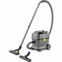 Пылесос сухой уборки T 15/1 Adv от Karcher отличается экологичностью, долгим сроком службы, высочайшей силой всасывания и очень низким уровнем шума. Кроме того, он впечатляет конструктивной прочностью, обширной комплектацией и привлекательным соотношением цены и качества. Уже на стадии производства аппарата за счет использования 45 % переработанных материалов обеспечивается экономия ресурсов и энергии. Мощный пылесос T 15/1 Adv работает настолько тихо (всего 52 дБ(А)), что может без проблем использоваться для уборки в рабочее время и на объектах, требующих соблюдения тишины. Его конструкция обеспечивает высокую маневренность и устойчивость к опрокидыванию. Аппарат оснащен складной ручкой для переноски, облегчающей транспортировку. Кроме того, он рассчитан на долгий срок службы – благодаря прочным шасси, корпусу и отбойнику, а также большим колесам. В комплект поставки входят щелевая насадка и насадка для мягкой мебели, которые можно хранить на корпусе пылесоса для быстрого доступа к ним. Кроме этих насадок, в обширную комплектацию модели T 15/1 Adv входят и многочисленные другие принадлежности: всасывающий шланг, антистатическое колено, легкая и регулируемая по высоте телескопическая всасывающая трубка (из алюминия), переключаемая насадка для пола и насадка для паркета.