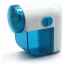 Пластиковая компактная машинка, оптимально подходит для эффективной очистки ткани, одежды и мягкой мебели от скатавшегося ворса. Снабжена прозрачным отсеком для катышков, а также специальной щеточкой. Поскольку резервуар прозрачный, то можно без труда контролировать уровень его наполнения, контейнер легко снимается и крепится обратно. Машинка функционирует от двух батареек типа АА. Для чистки лезвий рекомендуется использовать специальную щетку, которая поставляется с устройством.