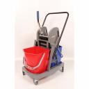 Тележка уборочная с 2 ведрами предназначена для уборки и мойки полов, перемещения воды, моющих растворов. Тележка для уборки оснащена удобными съемными ведрами вместимостью по 18 литров, которое имеет металлическую ручку и носик для удобного слива воды. Поворотные колесики из стали с пластиковыми протекторами и защитными бамперами обеспечивают плавное и бесшумное передвижение тележки по поверхности. Ручка для управления тележкой жёстко не закреплена и может перекидываться и фиксироваться с обеих сторон уборочной тележки. На горизонтальную перекладину ручки можно поместить подвесную корзину для моющих составов, протирочных материалов и других принадлежностей. Два ведра уборочных позволяют не смешивать грязную и чистую воду, сливать грязную жидкость в одно ведро, и использовать чистый моющий состав для дальнейшей уборки.