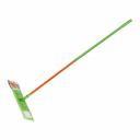 Швабра предназначена для сухой и влажной уборки гладких поверхностей (пола, стен, потолков). Идеально подходит для мытья линолеума, паркета, ламината, кафеля. Более гигиенично собирает и удерживает пыль, грязь и жидкости. Рекомендации по уходу: для смены насадки нажмите на кнопку, расположенную на горизонтальной плоскости швабры. Швабра сложится на две плоскости "домиком". Размеры: телескопическая рукоятка 67-120 см, рамка 39х9 см, насадка 42х13 см.