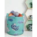 Декоративная корзина-кашпо JOYARTY войлок, с принтами "праздничные коты", 27 л planta_419818_7 отлично подойдет для хранения вещей и организации порядка в доме. В нее можно сложить домашний текстиль, белье, одежду, детские игрушки и прочие домашние мелочи. Любители больших домашних растений могут использовать изделие как декоративное кашпо. Корзина сохраняет форму благодаря плотной ткани (искусственный войлок, состав - полиэстер 100%, плотность - 211 г/кв.м), а с помощью двух ручек ее можно переносить в любое удобное место. Ручки изделия выдерживают большую нагрузку, даже если сложить в нее овощи и фрукты. В зависимости от цветопередачи экрана монитора, яркость рисунка может отличаться от изображения на сайте. Допустимо отклонение в размере в пределах 2-3 см.