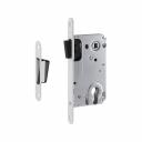 Врезной магнитный замок НОРА-М 25М-85 белый 18524 предназначен для установки на деревянные межкомнатные двери, для комплектации с цилиндровым механизмом секретности, накладкой под цилиндр и ручкой. Корпус изготовлен из стали, имеет порошковое покрытие. Межосевое расстояние - 85 мм. Модель оснащена магнитным ригелем верхнего расположения, который при закрывании двери притягивается магнитом обратной полярности, расположенным в ответной планке (входит в комплект поставки). Магнитные замки для межкомнатных дверей не производят шума при закрывании/открывании, а потому особенно удобны для установки в спальнях и детских комнатах. Замок также комплектуются специальными вкладышами из вспененной ленты. При установке замка лента вклеивается в ответную планку, что позволяет исключить малейшие шумы.