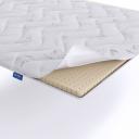 Тонкий матрас Lineaflex Lattice поможет выровнять спальное место на диване или изменить жесткость основного матраса. Он создан на основе натурального латекса. Для изготовления латексной пены используется молочко гевеи. Этот материал антиаллергенный, антистатичный. Обладает высокой несущей способностью. При этом очень нежный в контакте с телом человека.Чехол матраса Extra Premium Ambiente выполнен из жаккард премиум-класса. Ткань чехла простегана на Skyfiber (файбер) — 300 грамм на квадратный метр. Файбер — это экологически чистый и нетоксичный материал, который не впитывает влагу и запахи. Он обеспечивает высокую теплоизоляцию и предотвращает слеживание при длительной эксплуатации.К основному матрасу топпер Lattice крепится при помощи четырех резинок по углам.