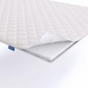 Тонкий матрас Lineaflex Schiuma поможет выровнять спальное место на диване или изменить жесткость основного матраса. Создан на базе блока высокоэластичной пены на водной основе Ergoflex. Этот материал обладает массой достоинств. Его структура состоит из небольших открытых ячеек, что позволяет равномерно распределять нагрузку по всей поверхности матраса и гарантировать правильную ортопедическую поддержку позвоночника.Ergoflex — это гипоаллергенный материал, который хорошо проветривается и не задерживает влагу. Благодаря высокой плотности он не проваливается и служит на протяжение многих лет сохраняя свою первоначальную форму.Чехол матраса Premium Eco выполнен из крепкого и практичного синтетического жаккарда, простеганного на Skyfiber (файбер) — 100 грамм на квадратный метр. Файбер — это экологически чистый и нетоксичный материал, который не впитывает влагу и запахи. Он обеспечивает высокую теплоизоляцию и предотвращает слеживание при длительной эксплуатации.К основному матрасу топпер Schiuma крепится при помощи четырех резинок по углам.