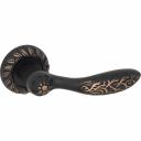 В классической линейке Palladium Symphony непременно должна быть дверная ручка в стиле модерн (ар-нуво). Таковой и является Suite. Эта литая модель из ЦАМ украшена потрясающим флористическим узором. Возможно, вы заметили в нем отсылки к кельтской культуре. Ничего удивительного, мастера ар-нуво всегда относились к кельтике с особым пиететом.