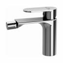 Смеситель для биде FASHUN представляет собой современное решение для ванной комнаты, сочетающее в себе функциональность и стильный дизайн. Он предназначен для установки на биде и оснащен однорычажным механизмом, который обеспечивает удобство в управлении потоком воды. Корпус смесителя выполнен из прочной латуни с хромированным покрытием, что гарантирует долговечность и устойчивость к коррозии. 