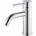 Cascada – Смелый дизайн и нестандартные формы сочетаются с испанским качеством и европейскими стандартами. Эти смесители превращают каждый поток воды в динамичное произведение искусства. Смеситель GID Inga SS096-CH-K —короткая модель в стильном хромированном цвете, созданная для раковин в современных ванных комнатах. Изготовленный из высококачественной нержавеющей стали, он отличается долговечностью и устойчивостью к коррозии. Название «Inga» отсылает к знаменитому водопаду Инга на реке Конго — одному из крупнейших водопадов мира, известному своей мощью и стремительным потоком воды. Эта модель воплощает энергию и силу природы, сочетая функциональность с элегантным дизайном. Комплект: смеситель Inga SS096-CH-K; 2 шланга подачи воды, дополнительные аэратор и керамический картридж; шестигранный ключ.