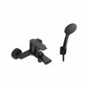 Смеситель Santek Арма для ванны с душем — это функциональное и стильное решение для ванной комнаты. Аэратор высокого качества позволяет воде равномерно и мягко вытекать, создавая приятное ощущение при использовании смесителя. Керамический картридж диаметром 35 мм с плавным ходом рычага смесителя, контроль и точность при выборе напора и температуры воды Наcтенный монтаж для удобства использования Душевой набор в комплекте: лейка диаметром 100 мм, шланг 1.5 м, настенный держатель Подключение душевого шланга 1/2" обеспечивает совместимость с большинством душевых аксессуаров Смеситель Santek Арма в черном матовом исполнении станет элегантным дополнением ванной комнаты, обеспечивая комфорт и стильный дизайн.