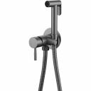 Смеситель с гигиеническим душем с креплением на стену. Крепления идут в комплекте, чтобы их не было видно все скрывается круглой накладкой, на которой размещается смеситель. Корпус изготовлен из латуни. Латунь прочный и надежный материал, он не окисляется и не ржавеет. Встраиваемый гигиенический душ не занимает много места. Сантехника подключается к холодной и горячей воде, диаметр подключения 1/2". При этом он добавляет комфорта в ежедневные процедуры. Для запуска потока воды достаточно немного нажать рычаг расположенный на лейке. Напор регулируется силой нажатия. Латунная душевая лейка гигиеническая работает в одном режиме. Смеситель для биде поставляется в фирменной индивидуальной упаковке.