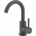 Смеситель SPLENKA - это идеальное сочетание функциональности и стиля на кухне. Однорычажное управление: регулируйте температуру и напор воды одним движением руки - просто и интуитивно. Продуманная конструкция: излив оптимальной высоты и формы создает мощный и комфортный поток воды, идеально подходящий как для мытья посуды, так и для наполнения кастрюль. Современное исполнение смесителя с минималистическим оформлением прекрасно впишется в любой интерьер кухни. Высокое качество: смеситель изготовлен из высококачественных материалов, устойчивых к коррозии и механическим повреждениям. Керамический картридж: обеспечивает плавное и точное регулирование воды, гарантируя бесперебойную работу на протяжении многих лет. Смеситель SPLENKA - это надежный помощник на кухне, который сочетает в себе комфорт, стиль и высокое качество.