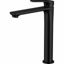 Смеситель SPLENKA - идеальное сочетание функциональности, стиля и надежности в ванной комнате. Однорычажное управление: регулируйте температуру и напор воды одним движением руки - просто, интуитивно и удобно. Высокий излив: создает изысканный образ и обеспечивает удобство при использовании в сочетании с накладной раковиной-чашей. Современное исполнение смесителя с минималистическим оформлением прекрасно впишется в любой интерьер ванной комнаты. Высокое качество: смеситель изготовлен из высококачественных материалов, устойчивых к коррозии и механическим повреждениям. Керамический картридж: обеспечивает плавное и точное регулирование воды, гарантируя бесперебойную работу на протяжении многих лет.