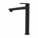 Смеситель SPLENKA - идеальное сочетание функциональности, стиля и надежности в ванной комнате. Однорычажное управление: регулируйте температуру и напор воды одним движением руки - просто, интуитивно и удобно. Высокий излив: создает изысканный образ и обеспечивает удобство при использовании в сочетании с накладной раковиной-чашей. Современное исполнение смесителя с минималистическим оформлением прекрасно впишется в любой интерьер ванной комнаты. Высокое качество: смеситель изготовлен из высококачественных материалов, устойчивых к коррозии и механическим повреждениям. Керамический картридж: обеспечивает плавное и точное регулирование воды, гарантируя бесперебойную работу на протяжении многих лет.