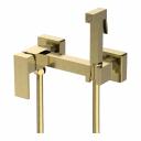 Смеситель SPLENKA - это воплощение функциональности и элегантного дизайна для ванной комнаты. Однорычажное управление: простой и интуитивный способ регулировать температуру и напор воды одним движением руки.Высокое качество: смеситель изготовлен из высококачественных материалов, устойчивых к коррозии и механическим повреждениям.Стильный дизайн: современное исполнение смесителя с минималистическим оформлением превращает его в украшение ванной комнаты.Эргономика: продуманная конструкция обеспечивает комфорт при использовании.Долговечность: керамический картридж обеспечивает плавное и точное регулирование воды для продолжительной бесперебойной работы.