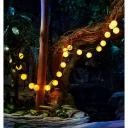 Садовая гирлянда Денг – это не только источник дополнительного освещения, но и элемент садового декора. Гирлянду можно повесить на террасе, веранде, в беседке, а также растянуть между деревьями или столбами вдоль садовых тропинок.Дизайн гирлянды вдохновлен богатой историей и традициями Пекина. На проводе располагаются воздушные фонарики, которые создают нежную и легкую атмосферу, пронизанную духом древней китайской культуры.Гирлянда оснащена солнечной панелью, которая поглощает солнечные лучи в течение дня и преобразует их в электрическую энергию.Накопленная энергия хранится во встроенном аккумуляторе, что позволяет гирлянде автономно функционировать около 6-8 часов и освещать окружающую территорию вечером и ночью, не требуя подключения к электросети.Гирлянда прекрасно дополняет вечерние посиделки с друзьями или романтические ужины под открытым небом, делая их по-настоящему особенным.