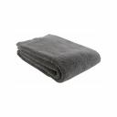 Однотонное банное полотенце темно-серого цвета из коллекции Essential понравится тем, кто любит качественные и стильные банные принадлежности. Мягкая, при этом прочная пряжа изготавливается из лучших сортов длинноволокнистого хлопка методом тщательного прочесывания, что значительно улучшает ее качественные характеристики. Изделие быстро впитывает влагу, оставляя приятное ощущение свежести и чистоты. Полотенце отличается износостойкостью: хорошо держит форму и сохраняет впитывающие свойства на протяжении длительного времени. Размер: 90х150 см Плотность: 612 GSM ! Максимальная температура стирки 40? C ! Гладить при максимальной температуре 110? C ! Барабанная сушка запрещена ! Не отбеливать ! Сухая чистка запрещена