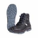 Ботинки серии "SAVEL-ГЕРМЕС" предназначены для эксплуатации в летний и весенне-осенний периоды. Подошва этих ботинок изготавливается методом прямого прилива полиуретана и термопластичного полиуретана к заготовке верха обуви, при производстве которой используется натуральная кожа толщиной 1,8–2,0 мм. Кожа применяется со специальным покрытием для защиты от ОПЗ, МВ, МВО. Подкладка в ботинках серии "SAVEL-ГЕРМЕС" синего цвета и выполнена из нетканого материала (типика), который за счёт хорошей воздухопроницаемости обеспечивает комфортный микроклимат, быстро сохнет и имеет высокую степень устойчивости к истиранию. В носочной части стопы конструкция ботинок оснащена металлическими подносками, предохраняющими ноги от удара и имеющими ударную прочность не менее 200 Дж, что регламентировано российскими и европейскими стандартами. Антипрокольная стелька, расположенная между промежуточным слоем подошвы и штробельной подкладкой, дополнительно защищает стопы ног от проколов, порезов, сильных ударов и прочих производственных травм. Подошва двухслойная ПУ/ТПУ (устойчивая к воздействию химических факторов – нефти, нефтепродуктов, растворов кислот и щелочей концентрации до 20%). Обувь серии "SAVEL-ГЕРМЕС" предназначена для работы в нефтегазовой, горнодобывающей, энергетической, химической промышленности, на транспорте, в агропромышленном комплексе и сервисных службах. Защитные свойства и соответствие ГОСТам указаны в сертификате.