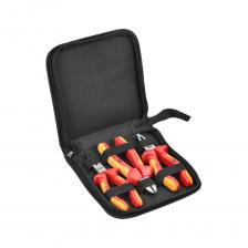 Набор диэлектрического инструмента N-01 серии К3 (Expert) рассчитан на использование под напряжением до 1000 В. Материал рукояток – полипропилен и поливинилхлорид PP+PVC. Безопасность работ при напряжении до 1000 В. Прочный и невоспламеняемый изолирующий материал. Антикорозионное покрытие. Материал рукояток: термоэластопласт TPЕ для предотвращения скольжения при работе. Компактное хранение инструмента в мягком пенале. Материал пенала обладает грязеотталкивающими свойствами.