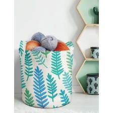 Текстильная корзина для хранения вещей и игрушек JOYARTY Лиственный узор 19 литров planta_13261_5 подойдет для хранения вещей и организации порядка в доме. В нее можно сложить домашний текстиль, белье, одежду, детские игрушки и прочие домашние мелочи. Любители больших домашних растений могут использовать изделие как декоративное кашпо. Корзина сохраняет форму благодаря плотной ткани, а с помощью двух ручек ее можно переносить в любое удобное место. Ручки изделия выдерживают большую нагрузку, даже если сложить в нее овощи и фрукты. В зависимости от цветопередачи экрана монитора яркость рисунка может отличаться от изображения на сайте. Допустимо отклонение в размере в пределах 2-3 см.Комплектация: корзина для хранения 30x30 см.Материал: искусственный войлок; состав: полиэстер 100%. Плотность: 211 г/кв.м.