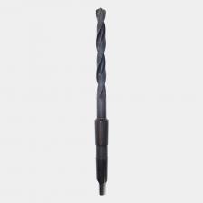 Сверло по металлу РОСИНСТРУМЕНТ широко используется в машиностроении, строительстве, металлообработке и других отраслях хозяйствования. Инструмент представляет собой металлический стержень с острыми элементами на конце и спиралевидными углублениями, по которым удаляется стружка. В состав изделия входит также хвостовик для фиксации сверла в патроне дрели, перфоратора или сверлильного станка. Режущий элемент, который занимает примерно половину диаметра инструмента, создает отверстия цилиндрической формы. В качестве материала изготовления этого вида продукции используются специальные марки быстрорежущей стали.