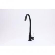 Смеситель для кухни Langfoss от Alcora – это современный подход и внимание к деталям. Гибкий излив чёрного цвета и корпус черного цвета создают уникальный визуальный эффект, который подойдет к любому дизайну мойки.Характеристики:?длина гибкого излива: 50 см? ширина основания смесителя: 40-45 мм? ширина смесителя на подставке: 50 мм(шире большинства отверстий в мойках)? размер крепежной гайки (втулка): длина — 60 мм, диаметр — 32 мм,фиксатор — 40 мм? длина гибкой подводки: 45 см (два шланга в комплекте)Надежность в любых условияхКухонный смеситель изготовлен из нержавеющей стали марки SUS 304, известной стойкостью к коррозии за счет высокого содержания никеля.Материал невосприимчив к влаге и температурным колебаниям, что особенно важно в условиях повышенной влажности.Водосберегающая технологияАэратор в кране на кухню заметно снижает потребление воды и предотвращает разбрызгивание. Он обогащает воду кислородом, выводит хлор и очищает её от крупных частиц. В результате образуется визуально и тактильно приятная мягкая струя с молочным оттенком, напоминающая пену.Вариативность установкиСмеситель на кухню с гибким изливом можно установить двумя способами: прямо на столешницу или на раковину. Кран для кухни Langfoss совместим с различными типами раковин – каменными, из нержавеющей стали.Процесс установки максимально прост: смеситель фиксируется крепежной гайкой к столешнице и подключается гибкой подводкой к водоснабжению.Все необходимое уже включено в комплект.