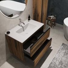 Подвесная тумба"Парма" имеет очень необычный дизайн и этим притягивает к себе внимание. Красота в данном случае отлично сочетается с функциональностью. Этот интересный дизайн делает эту модель отличным вариантом как для модного стиля Hi-Tech, так и для традиционной классики.Подвесная конструкция тумбы делает ее очень удобной, так как вам не придется сильно напрягаться при уборке ванной комнаты. А наличие выдвижных ящиков позволит вам спрятать все, что необходимо. Система выдвижения у ящиков -Quadro.Каркас тумбы сделан из влагостойкого ЛДСП, цвет- Аттик, фасады выполнены из влагостойкого ЛДСП, цвет - Аттик.Неоспоримым преимуществом является использование в фасадах интегрированных ручек, которые отлично подходят для использования в помещениях с повышенной влажностью и создают дополнительную защиту от проникновения влаги.Внимание: раковина, и смесители в комплект не входят и приобретаются отдельноПодходящие к тумбе раковины:Раковина - 40697129