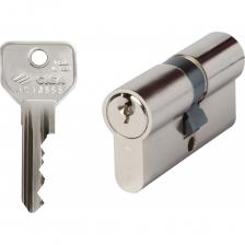 Цилиндр CISA серии С2000 ключ-ключ. 5 пинов (3,4 пина - для короткого цилиндра). Латунный корпус. Сердечник из латуни. Бородка из закаленной стали, DIN-совместимая, не требует смазки. Пины из латуни, первый пин из закаленной стали. Контр-пины из латуни, цилиндрической и грибовидной формы, для защиты от взлома, первый контр-пин из закаленной стали. Пружины из фосфористой бронзы. Длинный ключ, совместим с защитными броненакладками.