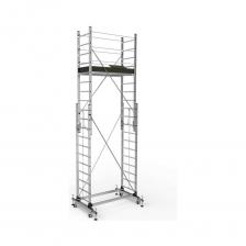 Рама имеет прочную стальную конструкцию на колесах для возможности передвижения. Рама имеет 4 регулируемых упора, исключающих возможность смещения конструкции во время работы. Надежная фиксация тетив лестниц в башмаках рамы. Выдвижные лестницы имеют надежные крепления на нужной высоте лесов. Опорная поверхность ступеней лестниц и рабочей площадки (платформы) имеют противоскользящее исполнение. Рабочая площадка (платформы) вышки-туры имеет люк для удобства эксплуатации. Рабочая площадка (платформы) имеет надежные крепления (крюки) для перемещения ее на нужную высоту. Вышка-тура имеет ограждения, являющиеся средством защиты на высоте, а также увеличивающие жесткость конструкции. Алюминиевый профиль 80х20 см, толщиной 1,5 мм. Подъем вышки происходит поступенчато. Настил с люком выполнены из алюминиевого рифленого листа 3 мм и алюминиевого профиля 20х80х1,5 мм. Неразборная рама основания вышки. Колеса и домкраты в комплекте с рамой.