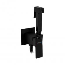 Стильный смеситель с гигиенической лейкой выполнен из прочного, влагостойкого материала - нержавеющей стали и разработан для ванной и туалетной комнат, оформленных в современном стиле. Все металлические детали покрыты износостойким матовым черным покрытием, которое не тускнеет со временем и устойчиво к появлению царапин, благодаря чему устройство исправно прослужит долгие годы. Лейка душа сохраняет поверхность чистой – любые загрязнения с форсунок удаляются сухой салфеткой. Включает в себя смеситель и ручной душ с аксессуарами (держателем, шлангом). Гигиенический душ управляется при помощи нажимной кнопки. Стильный смеситель управляется изящным рычагом, позволяющим с легкостью регулировать напор и температуру воды. 