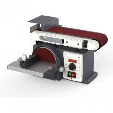 Ленточно-дисковый шлифовальный станок REALREZ RBD5CI предназначен для эффективного шлифования и обработки древесины, что делает его идеальным выбором для столярных и домашних мастерских. Уникальность этого станка заключается в универсальности: вы можете выполнять шлифование как с помощью ленточного узла, так и с помощью диска. Ленточное шлифование идеально подходит для обработки плоских заготовок, в то время как шлифовальный диск обеспечивает высокую точность при выравнивании углов и других выступающих частей материала. Одной из ключевых особенностей REALREZ RBD5CI является наклоняемый стол, который значительно расширяет возможности обработки различных заготовок. Благодаря специальному транспортиру оператор может легко регулировать угол наклона относительно шлифовального круга, что позволяет обрабатывать кромки с высокой точностью и удобством. Станок отличается простой и надежной конструкцией, что исключает необходимость в специальном обслуживании и делает его доступным для использования как опытными мастерами, так и новичками. С REALREZ RBD5CI вы получите надежный инструмент, который значительно упростит процесс обработки древесины и повысит качество вашей работы.