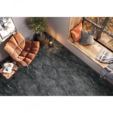 Глазурованный керамогранит LCM Ajax Black 8080AJA99M формата 80х80 см идеально подходит для отделки пола и стен внутри и снаружи помещений, таких как ванная комната, гостиная, балкон, терраса или кухня. Керамогранит обладает нормальной проходимостью (стандарт PEI 3 из 5) и устойчив к морозу. Он также совместим с системой «теплый пол» и имеет нескользящую поверхность (класс противоскольжения R9 по стандарту DIN 51130). В упаковке содержится 3 штуки керамогранита, что позволяет покрыть площадь в 1,92 м?. Текстура натурального камня примечательна своими направленными прожилками светлых и темных оттенков. Матовая бархатистая поверхность усилена спецэффектом карвинг по рисунку текстуры. Такой керамогранит подойдет для современного стиля интерьера в качестве основного фона, а также его можно сочетать с деревянными текстурами и акцентными мраморами, создавая зонирование пространства.