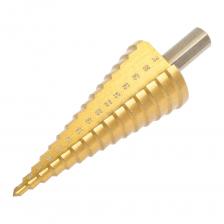 Ступенчатое сверло SKOLE предназначено для сверления отверстий мягких металлов, дерева, фанеры и пластика различного диаметра. Выполнено из быстрорежущей стали, покрытой титан нитридом (HSS-TiN), снижает нагрев рабочей части при работе. Количество ступеней - 15. Диаметр - 4/6/8/10/12/14/16/18/20/22/24/26/28/30/32мм. Высота ступеней 5мм.