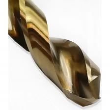 Набор сверл по металлу с цилиндрическим хвостовиком и кобальтовым покрытием Р6М5К5 из средней серии, изготовленное согласно ГОСТ 10902-77, является незаменимым инструментом в машиностроении, строительстве, металлообработке и других отраслях.Инструмент представляет собой металлический стержень с острыми элементами на конце и спиралевидными углублениями для удаления стружки. Хвостовик обеспечивает надёжную фиксацию в патроне дрели, перфоратора или сверлильного станка. Режущий элемент, занимающий примерно половину диаметра сверла, создаёт отверстия цилиндрической формы.Специальные марки быстрорежущей стали, из которых изготовлено сверло, гарантируют его прочность и долговечность. Кобальтовое покрытие делает инструмент устойчивым к износу и коррозии, увеличивая его срок службы.Благодаря своим характеристикам, это сверло обеспечивает высокую точность и качество обработки металлических поверхностей, что делает его идеальным выбором для профессионалов и любителей в области машиностроения, строительства и металлообработки.