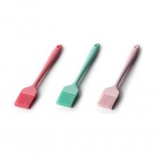 Кисть силиконовая APOLLO Oil OIL-01 предназначена для смазывания форм, мяса на гриле и декорирования выпечки.Облегчает нанесение пропитки на основу или украшение кексов и тортов, за счет чего отличается практичностью.Не токсична, поэтому безопасна для здоровья.Благодаря эргономичной форме кисточка удобно лежит в руке.Внимание! Товар продается в разных цветах. Выбор цвета не возможен!!!