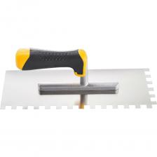 Гладилка HARDY размер 28х12 см,  зубчатая 12х12 мм, серия 28 нержавеющая сталь, ручка двухкомпонентная - 0800-282812 используется при ремонтно-отделочных работах для нанесения и распределения по поверхности различных строительных смесей: шпаклевки, обычной и декоративной штукатурки, клеевых составов. А также для сглаживания неровностей, швов и для формирования финишного покрытия. Рабочая часть гладилки изготавливается из высококачественной нержавеющей стали, что существенно продлевает срок её службы. Гладилка позволит быстро исправить дефекты поверхности, заделать трещины и швы, сгладить неровности стен и потолка, подходит для гипсокартона. Зубчатая часть гладилки применяется при нанесении состава под укладку плитки: за счет зубцов смесь равномерно распределяется, легко выравнивается толщина слоя, что повышает качество и скорость отделки, а так же уменьшает расход раствора. 12 мм – зубья для укладки самых тяжёлых вариантов плитки. Двухкомпонентная профилированная ручка с нескользящим покрытием обеспечивает удобный захват и комфорт во время работы, а зеркально отполированная высококачественная нержавеющая сталь противостоит коррозии. 