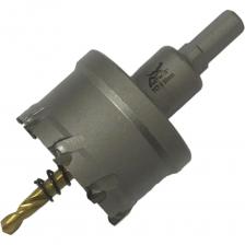 Коронка твердосплавная по металлу SKYWER предназначена для резки таких материалов как: алюминий, чугун, медь, сталь, нержавеющую сталь, в том числе оцинкованный лист толщиной до 0.6 мм с точностью лазерной резки. Корпус коронки выполнен из хромованадиевой стали, режущие вставки выполнены из вольфрам карбидного сплава. Инструмент имеет отверстия для отведения стружки и шлама. В комплекте идет центрирующее быстрорежущее сверло с заточкой 115 градусов с пружиной, что дает точное засверливание и исключает вибрацию и неточность в сверлении. Коронка имеет отцентрованное прочное основание корпуса и специальный сложный зуб, который отводит тепло. Благодаря чему, коронки SKYWER рассчитаны на более большие нагрузки, имеют высоки ресурс и точность сверления. Хвостик выполнен под зажимной патрон, позволяя использовать как для дрели и перфоратора, так и на сверлильных инструментах. Применять с использованием охлаждающей жидкости. Внимание, изображение товара может отличаться от реального! Верные параметры указаны в технических характеристиках товара.