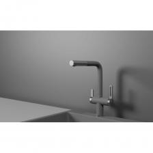 Смеситель для кухни с выдвижным изливом и подключением к фильтру от российского бренда Granula. Он сочетает в себе высокую функциональность и надежность, делая его незаменимым помощником на вашей кухне. Корпус из нержавеющей стали AISI 304 – надёжный корпус, делает смеситель долговечными и устойчивым к коррозии, перепадам давления и температур. Испанский картридж SEDAL – обеспечивает плавное регулирование напора воды и температуры, а также бесшумность при работе смесителя. Аэраторы NEOPERL – защищают от известкового налета, обеспечивают долгий срок службы и препятствуют засорам аэратора, отложениями и другими посторонними частицами, содержащимися в воде. Фиксированный диапазон вращения картриджа – экономит воду и ограничивает ход ручки, предоставляя возможность установит смеситель близко к стене. Выдвижной излив – увеличивает охват рабочей зоны и позволяет легко дотянуться до труднодоступных мест. Подключения к фильтру – обеспечивает постоянный доступ к чистой питьевой воде без необходимости покупки воды в магазине. Система креплений – обеспечивает устойчивость смесителя после монтажа на мойке или столешнице. В комплекте также идет специальное пластиковое крепление для дополнительной устойчивости на тонких мойках. Гибкая подводка длиной 60 см – позволяет легко дотянуться до корпуса смесителя при монтаже, не требуя особой ловкости и специальных навыков. Оригинальный дизайн ручки – делает смеситель удобным в использовании, а прочный корпус из нержавеющей стали добавляет ему эстетическую привлекательность. Этот смеситель станет отличным дополнением к вашей кухне и обеспечит комфорт, функциональность и долговечность в использовании.