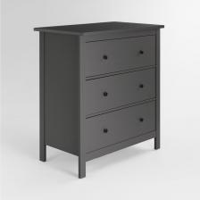 ГУД ЛАКК - знакомая мебель, которую легко купить и собрать!Серия мебели САГА вдохновлена популярной серией HEMNES в традиционном стиле от IKEA, и станет идеальным дополнением вашей квартиры.Почему САГА комод 3 ящика? Комод САГА— это элегантное и функциональное решение для хранения, которое сочетает в себе стиль, практичность и продуманный дизайн. Он станет идеальным компаньоном для вашей спальни, создавая уют, порядок и добавляя интерьеру изысканности.Комод оснащен тремя вместительными ящиками, где можно удобно хранить одежду, постельное белье, подушки, одеяла или другие вещи. Каждый ящик оборудован направляющими полного выдвижения с доводчиками, которые обеспечивают плавное, бесшумное и легкое открывание.Все части комода, подверженные нагрузке, изготовлены из прочного МДФ, что гарантирует устойчивость, надежность и долговечность даже при активном использовании.Комод САГА отличается современным и элегантным дизайном, который легко впишется в любой интерьер — от классического до минимализма. Он станет не только функциональным элементом, но и изысканным украшением вашей спальни.Комод имеет продуманные размеры, что делает его идеальным для размещения у кровати или в любой другой части комнаты, не загромождая пространство. При этом он предлагает достаточно места для хранения всех необходимых вещей.Комод стоит на стильных ножках, которые добавляют ему легкости и визуальной воздушности. Это также облегчает уборку под ним, поддерживая чистоту в комнате.