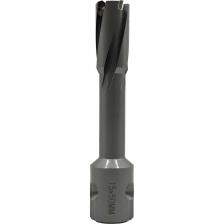 Корончатые сверла TCT для металла оснащены сверхпрочными твердосплавными режущими зубьями (напайками) и предназначены для сверления нержавеющих и конструкционных сталей, чугуна, алюминия и различных сплавов. Одним из основных преимуществ корончатых сверл является их высокая производительность и экономичность по сравнению с традиционными спиральными сверлами. При использовании корончатых сверл центральная часть отверстия остается нетронутой, а стружка образуется только по периметру высверливаемого цилиндра. Это значительно снижает затраты энергии и времени на процесс сверления. Корончатое сверло также демонстрирует отличные результаты при сверлении внахлест, на краю обрабатываемой детали и в многослойных конструкциях. Износостойкие зубья и оптимально наклоненные стружкоотводящие каналы делают его особенно эффективным для сверления рельсов и других сложных материалов. Тип хвостовика: Weldon 19 UNIVERSAL предназначен для большинства станков, подходит для патронов WELDON 19 мм и совместим с быстрозажимными патронами.Имеет три круглых паза- выемки для надежного крепления и плоскость для винтового крепления.Используется на магнитных станках с малой мощностью и на сверлильных станках с переходниками для корончатых сверл.Диаметр цилиндрической части 19мм.  