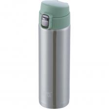 Термокружка вакуумная Gipfel Aden 52680 430 мл. Изготовлена из нержавеющей стали 18/10, материала прочного, экологичного и долговечного. Крышка из практичного и безопасного пластика с замком-защелкой. Двойные стенки и вакуумная изоляция гарантируют, что напиток внутри останется горячим или холодным до 6 часов при любой погоде. У кружки оригинальный дизайн. Она выполнена в стальном цвете с крышкой светло-зеленого цвета. На корпус нанесен логотип Gipfel. Термокружка небольшого размера 23х6 см. Герметичная крышка плотно прилегает, что позволяет избежать проливание содержимого. Ее можно положить в сумку, взять с собой на работу, на прогулку и в путешествие. Рекомендации по использованию и уходу: Перед использованием тщательно вымыть. Очищать термос рекомендуем вручную неабразивными моющими средствами и мягкой губкой. Не использовать в микроволновой печи. Не мыть в посудомоечной машине.