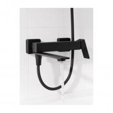 Смеситель для ванны Ramp – стильная и практичная новинка от бренда для современной ванной в трендовом чёрном цвете. Привлекательный заметный дизайн гармонично впишется в интерьер любого пространства. Без душевых аксессуаров в комплекте. Дизайн крана для ванной соответствует основным последним трендам: тонкая ручка выглядит элегантно и удобна для захвата рукой, прямые линии и ровные углы корпуса и излива завершают минималистичный облик смесителя в ванную. Когда ручка направлена вниз, то идёт холодная вода, когда параллельно полу – горячая. Длина складного излива от стены до центра аэратора – 23 см, удобно и для комфортных душевых процедур, и набрать воду в емкость, например, ведро.  Удобно убирается под корпус и экономит пространство. Дивертор (переключатель душ/излив) встроен в основание излива, нет никаких дополнительных ручек. Вода поступает в душевую лейку при повороте излива к стене. Пластиковый аэратор Neoperl® скрытого монтажа не нарушает дизайн крана в ванную, отлично насыщает струю воздухом и за счёт этого не брызгает, и при этом экономит расход воды. В комплекте ключ для демонтажа аэратора, если потребуется его прочистить. Надёжный керамический картридж Softap обеспечивает точную регулировку t и напора воды за счет особенно плавного хода ручки крана для ванны. Тест на износоустойчивость по EN817 показал результат 70 000 циклов или 770 000 движений ручкой. Корпус из латуни марки ЛЦ40С устойчив к коррозии, резким перепадам давления и температуры воды. Смеситель для ванны соответствует требованиям ГОСТ 19681-2016 и выдерживает до 35 атмосфер и температуру до 95 °C, что делает его надёжным и износостойким.  Электрофоретическое покрытие смесителя (самый надёжный способ нанесения чёрного покрытия) не отслоится и не облезет (при должном уходе). На протяжении многих лет смеситель для ванной будет выглядеть как новый.