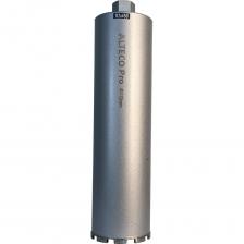 Алмазная коронка ALTECO Pro не менее важная составляющая при алмазном бурении, чем двигатель установки алмазного бурения. При помощи алмазных коронок бурятся (сверлятся) ровные отверстия во всех видах бетона, кирпича, асфальта. Существует несколько способов сверления отверстий в твердых материалах, однако применение алмазных коронок имеет множество преимуществ. Высокое качество исполнения, использование уникальных материалов и современной технологии обусловили наличие таких отличительных характеристик: прочность конструкции, долговечность, возможность сверления отверстий различного диаметра и глубины, изготовление идеально ровных каналов, высокая скорость бурения, экономия времени на проведение работ, универсальность — возможность использования одного изделия для работы с разными материалами.