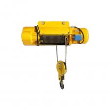 Таль электрическая канатная стационарная ТЭК OCALIFT CD1 - используется в составе малогабаритного подъемника, грузового лифта, крановой тележки мостового или козлового крана. Имеет 2 способа крепления (для стационарной установки): сверху (подвесная) и снизу (опорная), возможно, как стационарная лебедка для горизонтального перемещения грузов. Тельферы электрические могут быть использованы как в закрытом помещении, так и на открытом пространстве. Канатный тельфер CD1 может быть использовано для подъема тяжелых грузов, а также установлены на прямой или изогнутой двутавровой балке. Изделие характеризуется компактной конструкцией, незначительным весом, небольшими габаритами и удобством управления. Эта таль отличается надежностью и долговечностью, а компактные размеры и простота в установке делают таль CD1 удобной в эксплуатации и обслуживании. Корпус редуктора герметичен, что не допускает попадания пыли внутрь. Шестерни поддерживаются антифрикционными подшипниками с обеих сторон. Для обеспечения безопасности запрещается использовать, во взрывоопасных местах, где скапливается кислота и другие агрессивные газы, а также там, где поднимают и транспортируют жидкие металлы, ядовитые и горючие вещества. Исполнение: -20 до +40, невзрывобезопасный, непожаробезопасный (П1), IP44, M4, У1, ОПИ Режим работы: M4 ISO 4301 * Ограничитель грузоподъемности электронный: нет