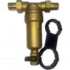 Самопромывной фильтр ХК FH06-1/2H предназначен для механической очистки холодной и горячей воды от песка, ржавчины, окалины и других твёрдых примесей. Система обратной промывки позволяет очищать фильтр без разборки, что существенно упрощает обслуживание.Модель выполнена в полностью латунном корпусе с латунной колбой (H-исполнение) — это обеспечивает высокую стойкость к температуре, давлению и повышенным нагрузкам. Фильтр подходит для квартирных и домашних систем водоснабжения, а также для коммерческих объектов.ПреимуществаПолностью латунный корпус и латунная колба — долговечность и надёжность.Подходит для холодной и горячей воды.Самопромывная функция — очистка без демонтажа и остановки воды.Эффективная защита оборудования от загрязнений.DN15 (1/2") — стандартный размер для квартирных систем.Компактность и простой монтаж.Технические характеристикиМодель: FH06-1/2HБренд: XKНазначение: холодная и горячая водаДиаметр подключения: DN15 (1/2")Тип фильтра: механический, самопромывнойМатериал корпуса: латуньКолба: латунная (H-версия)Тип очистки: грубая механическаяУстановка: вертикальная или горизонтальная (по инструкции)Область примененияКвартирные и домашние системы ХВС/ГВСЗащита котлов, бойлеров, насосов, счётчиковСистемы с повышенными требованиями к надёжностиКоммерческие линии водоснабжения